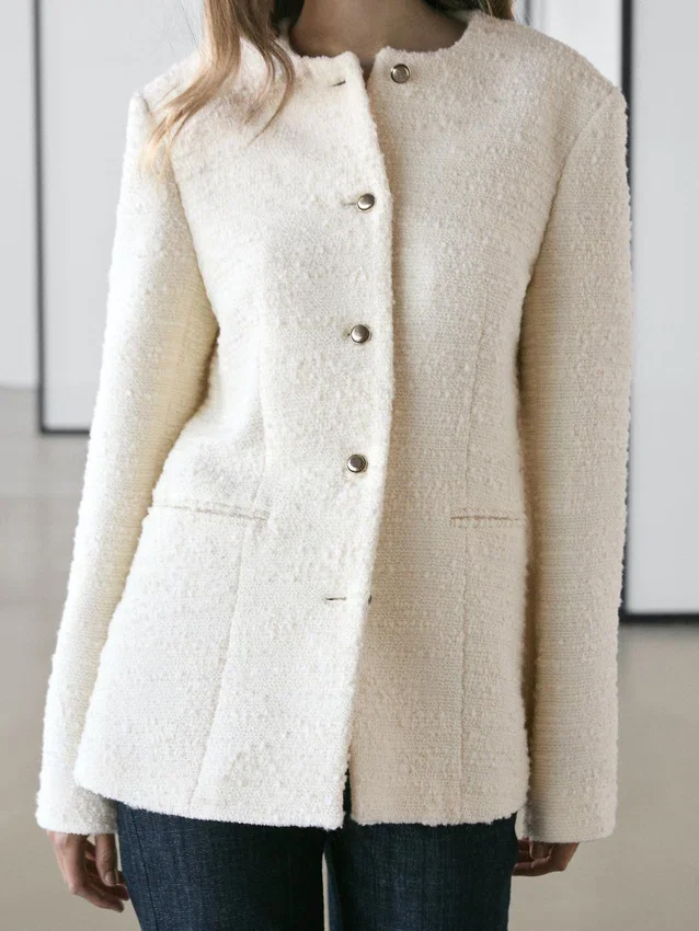 Strukturerad jacka i ullblandning med strassknappar Strukturerad jacka i ullblandning med strassknappar