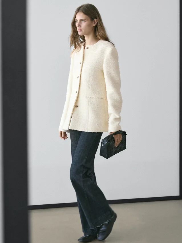 Strukturerad jacka i ullblandning med strassknappar Strukturerad jacka i ullblandning med strassknappar