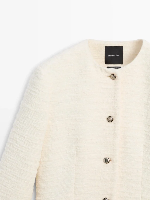 Strukturerad jacka i ullblandning med strassknappar Strukturerad jacka i ullblandning med strassknappar