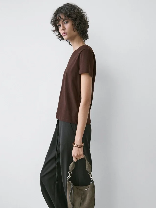 T-shirt i 100 % bomull med sömdetaljer T-shirt i 100 % bomull med sömdetaljer