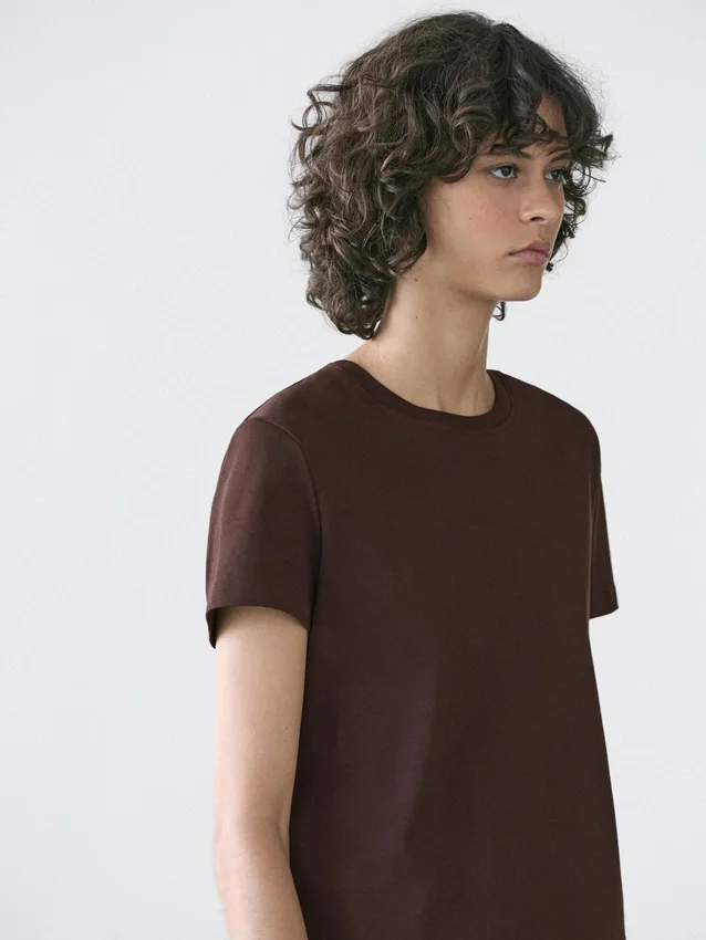 T-shirt i 100 % bomull med sömdetaljer T-shirt i 100 % bomull med sömdetaljer