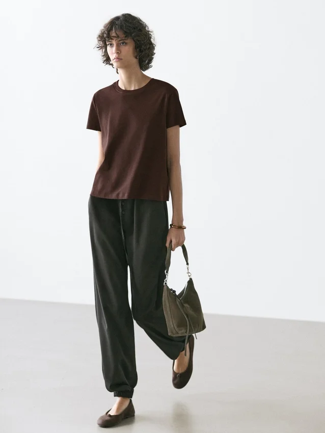 T-shirt i 100 % bomull med sömdetaljer T-shirt i 100 % bomull med sömdetaljer