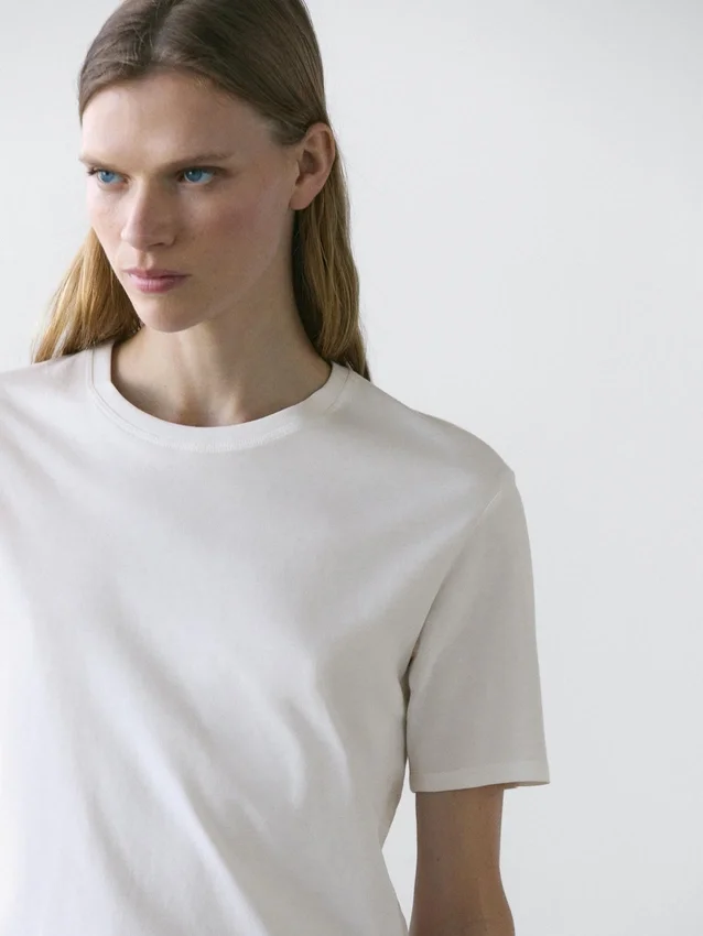 T-shirt med kort ärm i normal passform T-shirt med kort ärm i normal passform