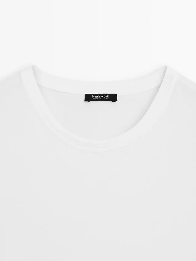 T-shirt med kort ärm i normal passform T-shirt med kort ärm i normal passform