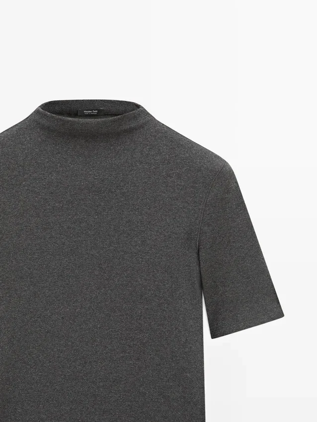 T-shirt med korta ärmar i bomullsblandning T-shirt med korta ärmar i bomullsblandning