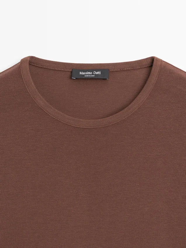 T-shirt med korta ärmar i lyocellblandning T-shirt med korta ärmar i lyocellblandning