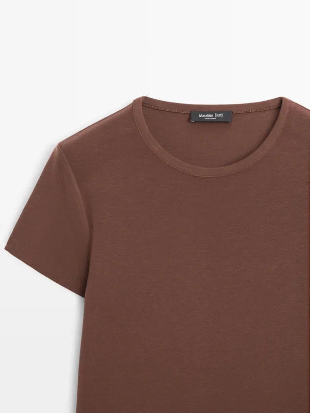 T-shirt med korta ärmar i lyocellblandning T-shirt med korta ärmar i lyocellblandning