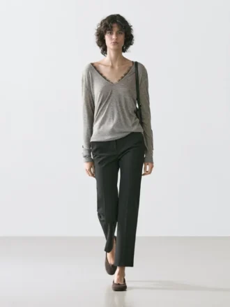 T-shirt med V-ringning och spetsdetaljer