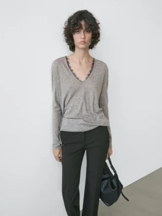 T-shirt med V-ringning och spetsdetaljer