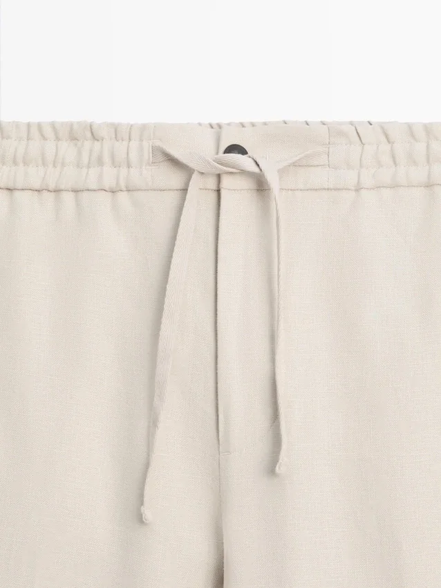 Total Look-byxor i linne med detalj i midjan Total Look-byxor i linne med detalj i midjan