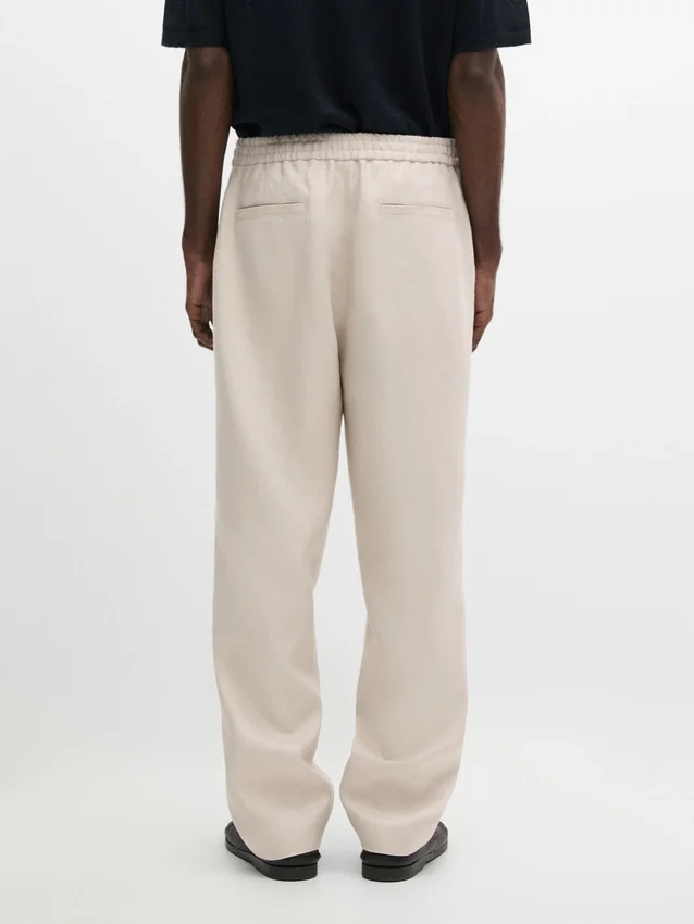 Total Look-byxor i linne med detalj i midjan Total Look-byxor i linne med detalj i midjan