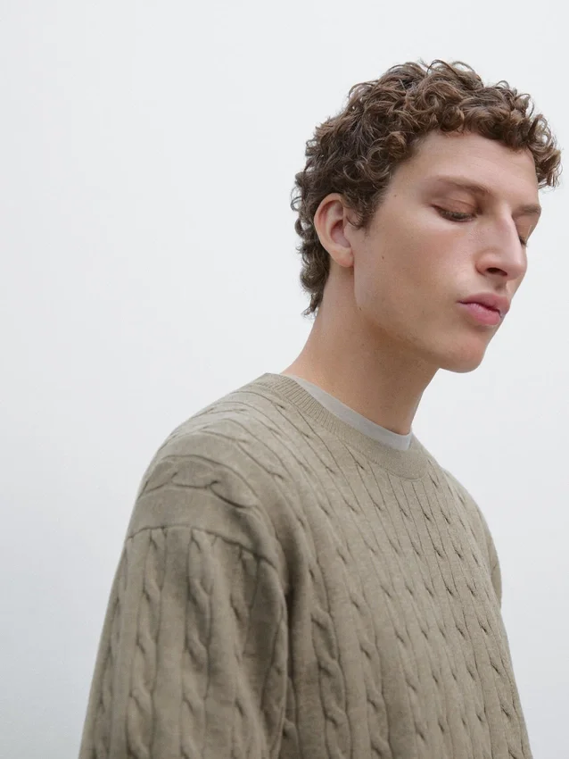 Tröja i bomull med kabelstickning Tröja i bomull med kabelstickning