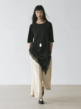 Tröja med kontrasterande spetsdetaljer