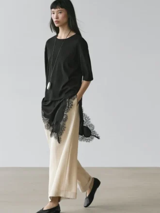 Tröja med kontrasterande spetsdetaljer