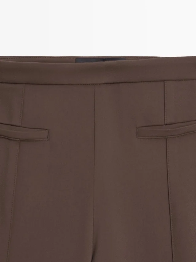 Utställda byxor med ficka Utställda byxor med ficka