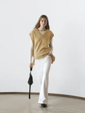 V-ringad hängslen med knytdetaljer