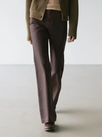 Vaxade byxor med utsvängd passform