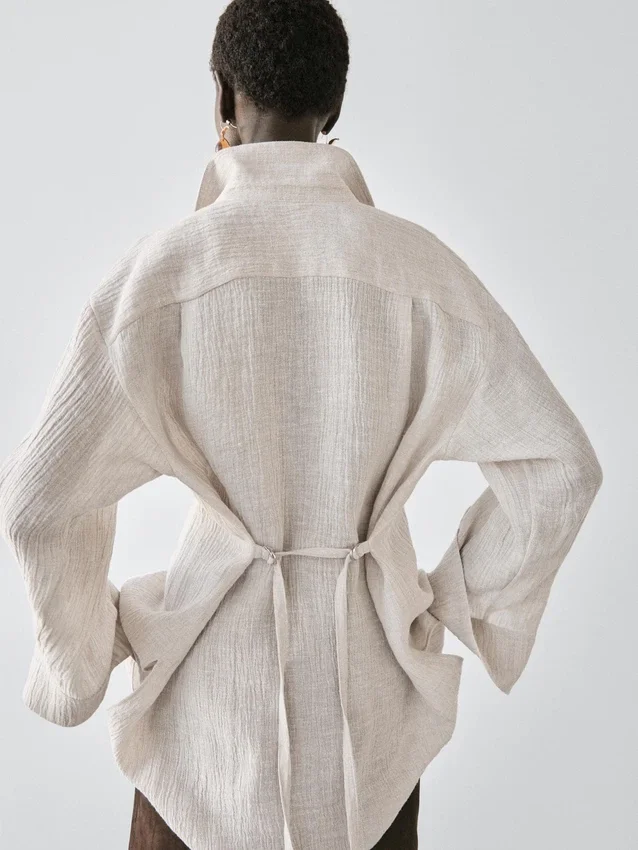 Över skjorta i 100 % linne med våffelstickat tyg Över skjorta i 100 % linne med våffelstickat tyg