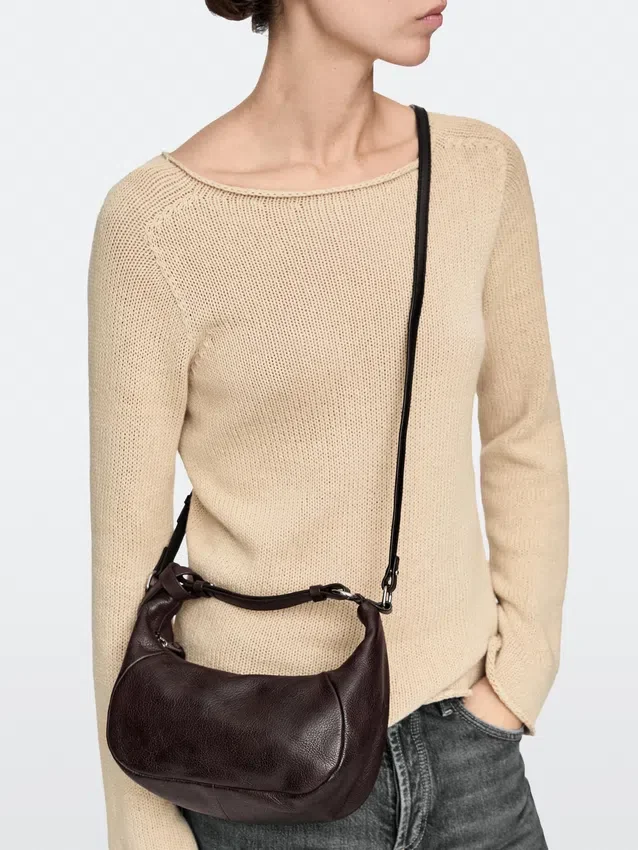 Väska i nappaläder med metallspänne Väska i nappaläder med metallspänne