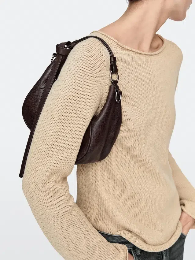 Väska i nappaläder med metallspänne Väska i nappaläder med metallspänne