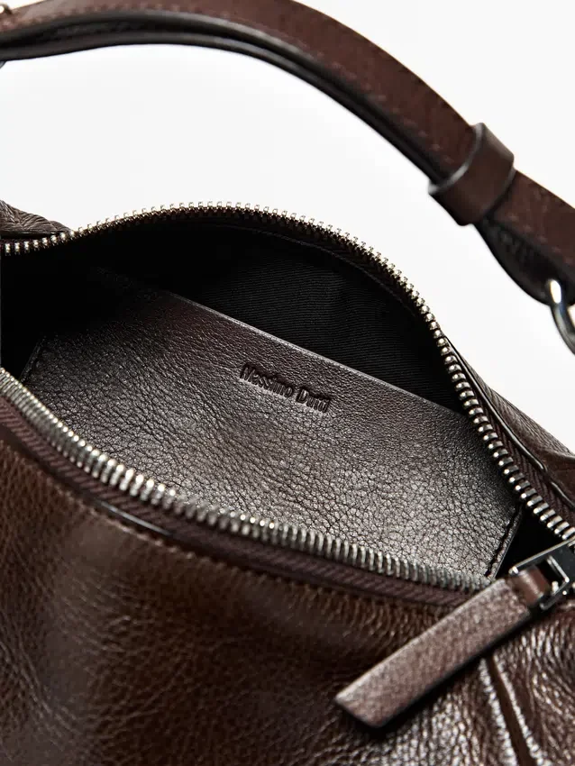 Väska i nappaläder med metallspänne Väska i nappaläder med metallspänne