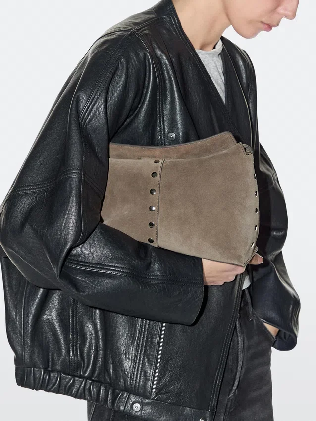 Väska i spaltläder med nitar Väska i spaltläder med nitar