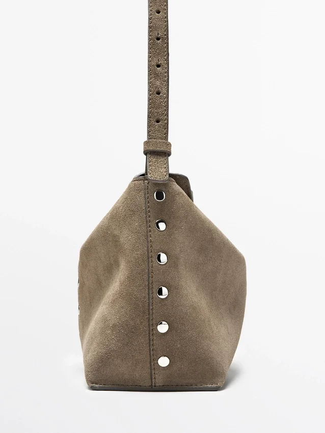 Väska i spaltläder med nitar Väska i spaltläder med nitar