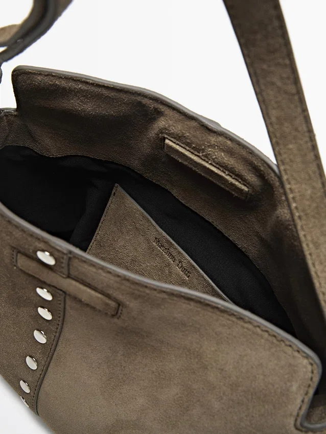 Väska i spaltläder med nitar Väska i spaltläder med nitar