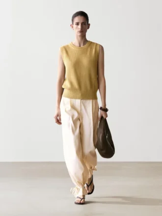 Väst i bomullstriké med rund hals