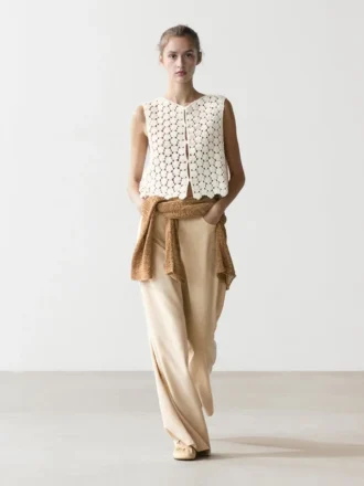 Väst i bomullsväv med blommönster