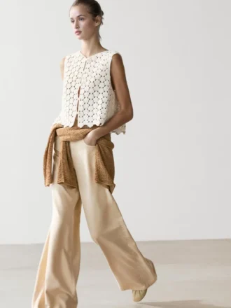 Väst i bomullsväv med blommönster