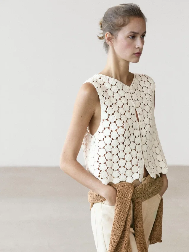 Väst i bomullsväv med blommönster Väst i bomullsväv med blommönster