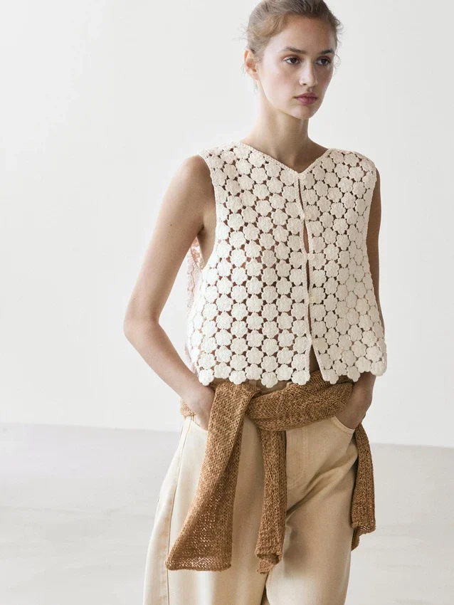 Väst i bomullsväv med blommönster Väst i bomullsväv med blommönster